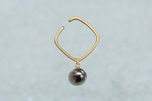 Syami hanging ear cuff + pearl