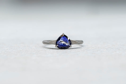 Bicolor sapphire ring (drop)