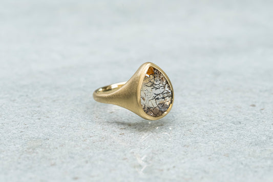 Dendritic quartz ring