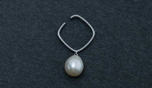 Syami hanging earcuff + pearl / Silver