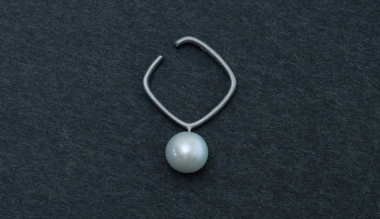 Syami hanging earcuff + pearl / Silver