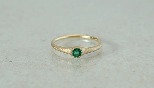 Cradle ring + emerald