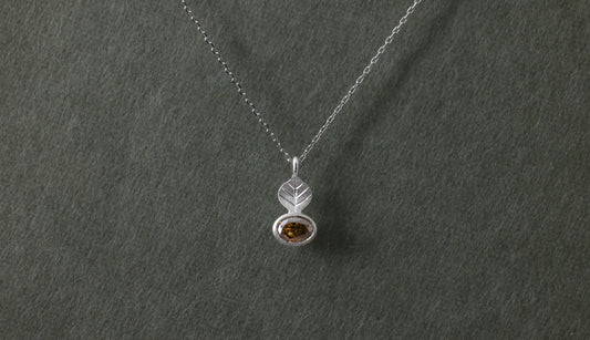 Leaf necklace + diamond (cognac brown)