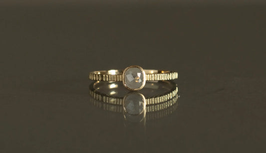 Unknown knowns line ring + diamond (ice color)