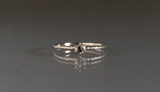 Twig ring + sapphire (ash green)