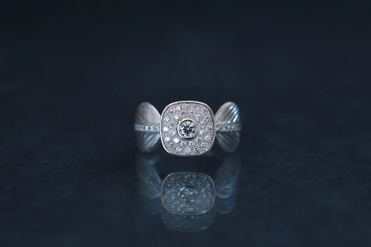 [Ryui Monthly piece] Leaf ring + gray diamond