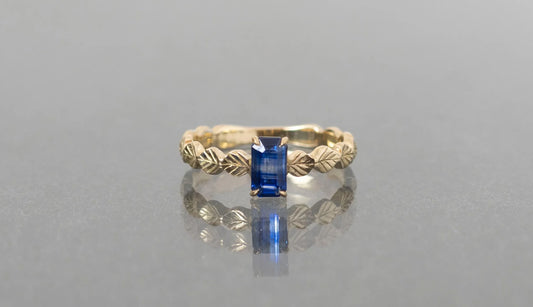 Leaf little ring + bicolor sapphire