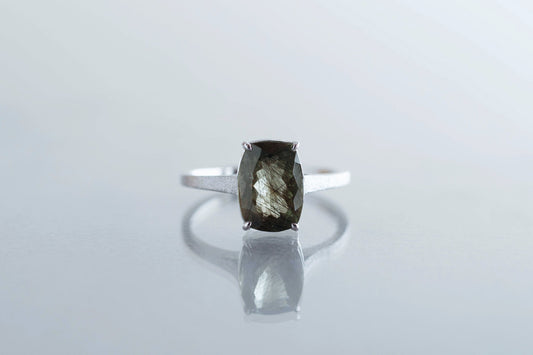 Ludwigite in peridot ring