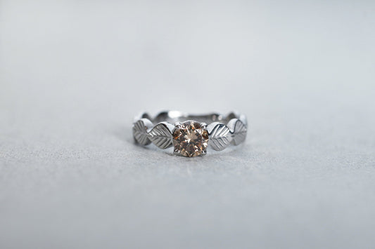 Leaf ring + diamond ( light brown )