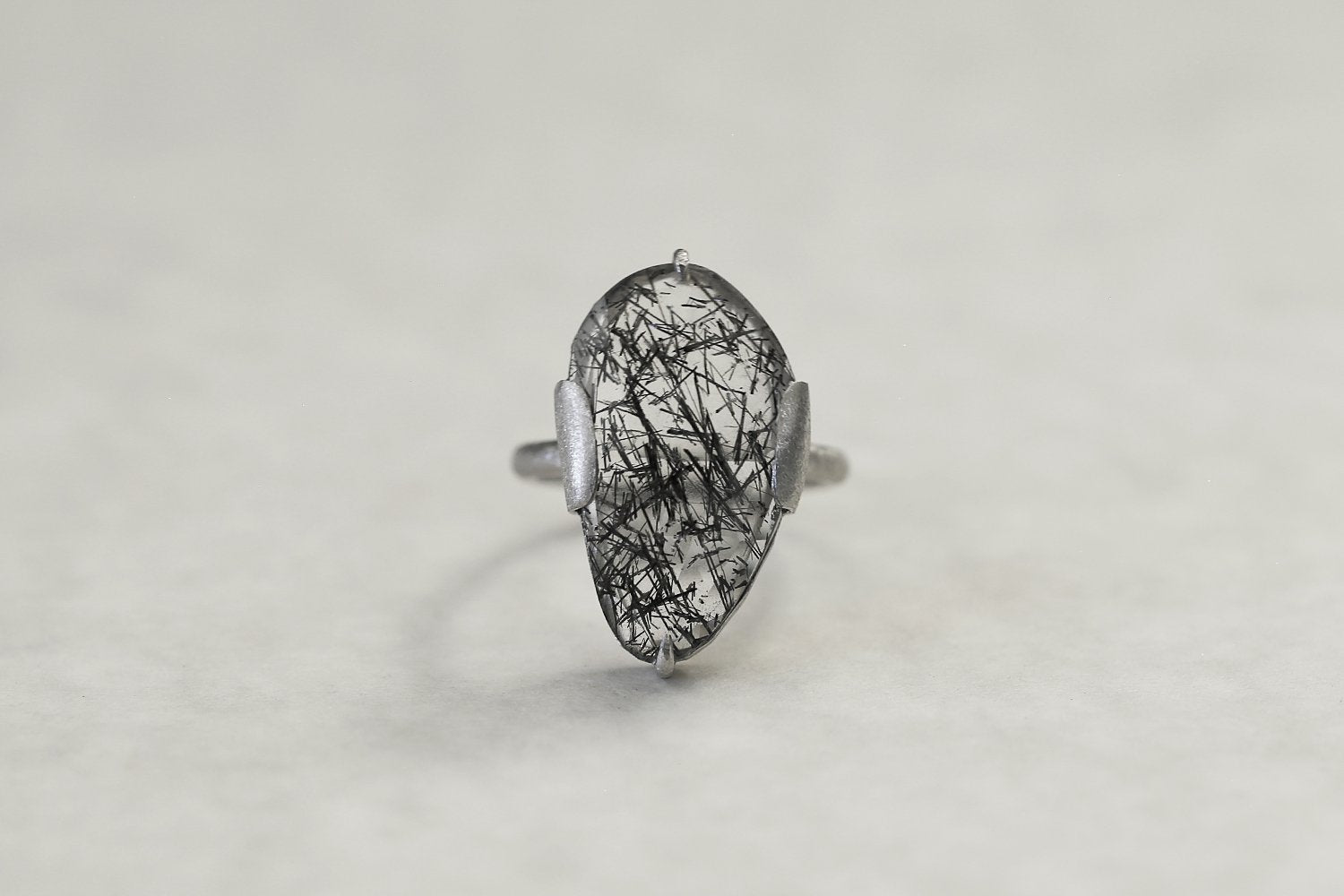 Black rutile quartz ring / Pt900