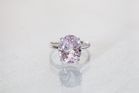 Tube in kunzite ring